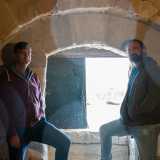 Qui facciamo la conoscenza delle nostre guide: il 40enne Federico Giletti, direttore degli scavi archeologici e il suo collaboratore Antonio Vinella, luogotenente della Marina in pensione